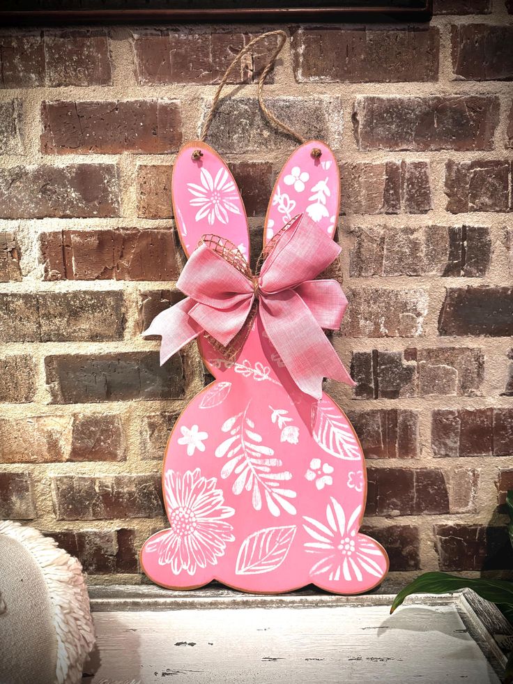 Ready to ship! Approximately 14 x 24 pink floral Easter Bunny door hanger. Hand painted with acrylic paint and sprayed with clear sealer. Has a bow and a jute hanger. Wood Easter Bunny, Carrot Decor, Easter Door Hangers, Spring Door Hangers, Easter Bunny Door Hanger, Easter Yard Decorations, Craft Themes, Spring Door Hanger, Bunny Door Hanger