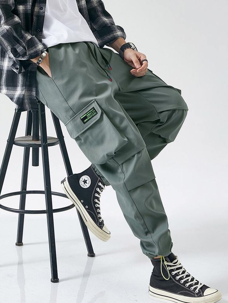 Jogger Pants For Men, Cargo Joggers Outfits Men, 6 Pocket Pants Outfit Men, Pantalon Cargo Outfits Hombre, Green Mens Outfits, Jogger Pants Outfit Mens, Shein Outfits Men, Cargo Pants Converse, Mens Cargo Pants Outfit