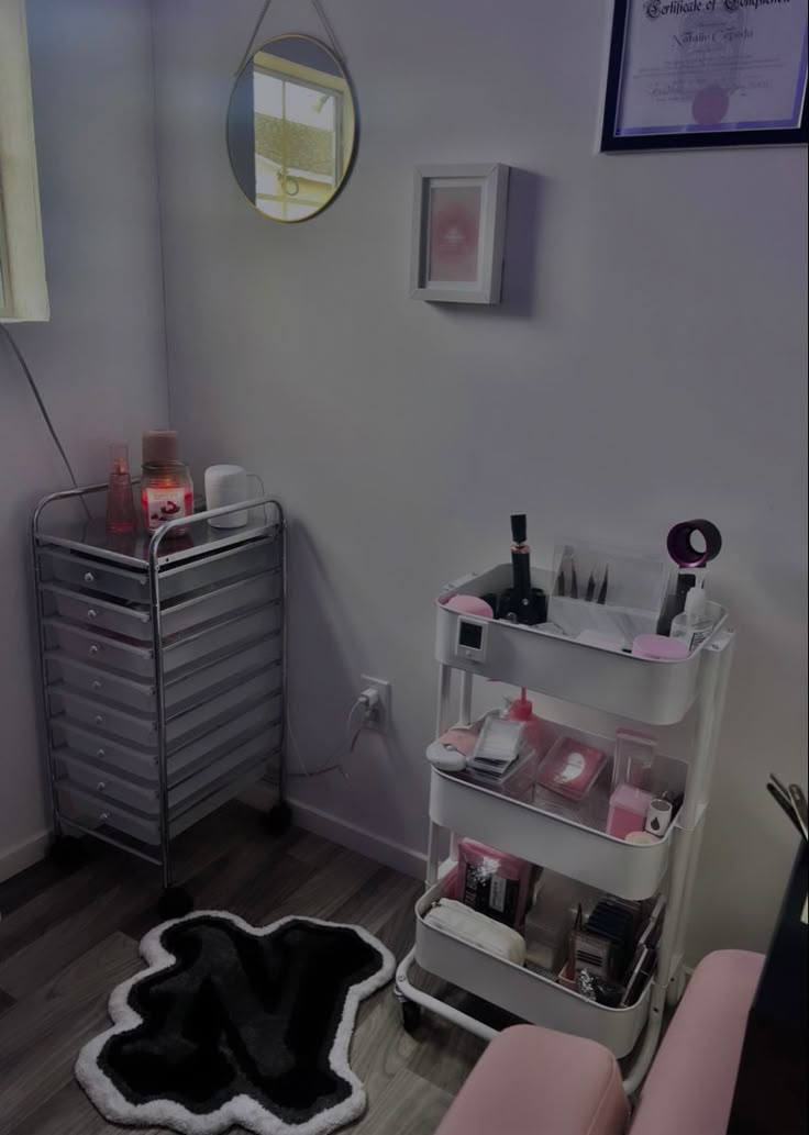 Lash Room Corner Set Up, Lash Snack Cart, Lash Tech Astethic, Hair Nails Lashes Done Aesthetic, Eyelash Technician Aesthetic, Estitician Room, Lash Tech Outfit Ideas, Lash Room Set Up, Lash Cart Ideas