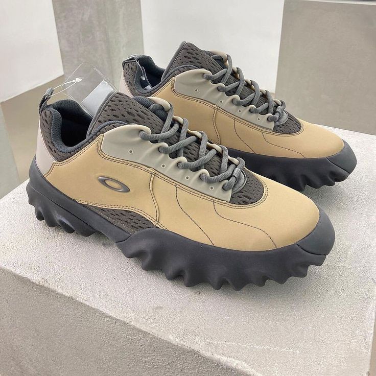 Oakley Factory Team F/W 2023 🥾 | Instagram Oakley Shoes, Hip Hop Images, Blog Design Inspiration, Pretty Shoes Sneakers, Fresh Sneakers, Fashionable Shoes, Street Style Outfits Men, Winter Sneakers, Winter 2023