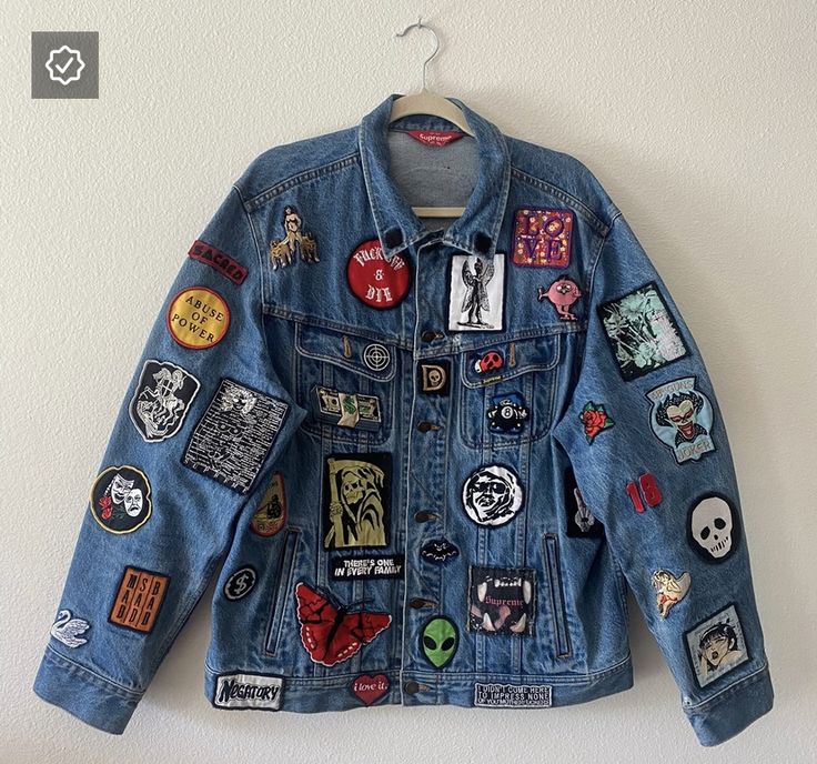 Patches On Clothes Ideas, Patches Jean Jacket, Patch Denim Jacket Outfit, Patch On Jacket, Denim Patch Jacket, Denim Jacket Patch, Patched Jean Jacket, Patch Work Jacket, Patched Denim Jacket