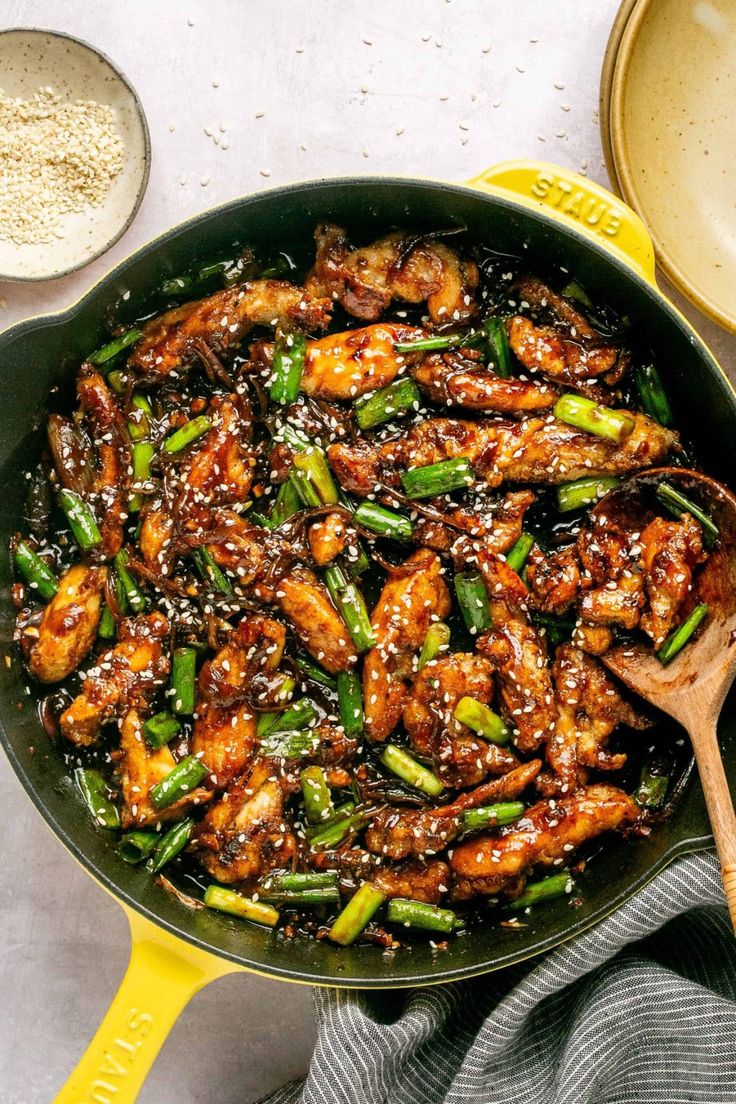 Chinese Chicken Thigh Recipes, Easy Weekend Dinners, Mongolian Chicken Recipe, Spicy Orange Chicken, Mongolian Chicken, Main Salad, Better Than Takeout, Foreign Food, Aip Recipes