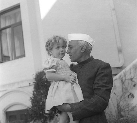 Nehru Photos, Nehru Quotes, Indian Freedom Fighters, Indian Legends, Jawaharlal Nehru, Giving Flowers, Indira Gandhi, India Independence, History Of India