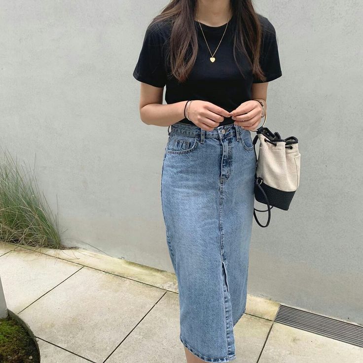 Jean Skirt Outfits Casual, Maxi Jean Skirt Outfits, Japanese Ootd, Demin Skirt Outfit, Modesty Dress, Comfy Jeans Outfit, Skirt Ootd, Jean Skirt Outfits, Smart Casual Women