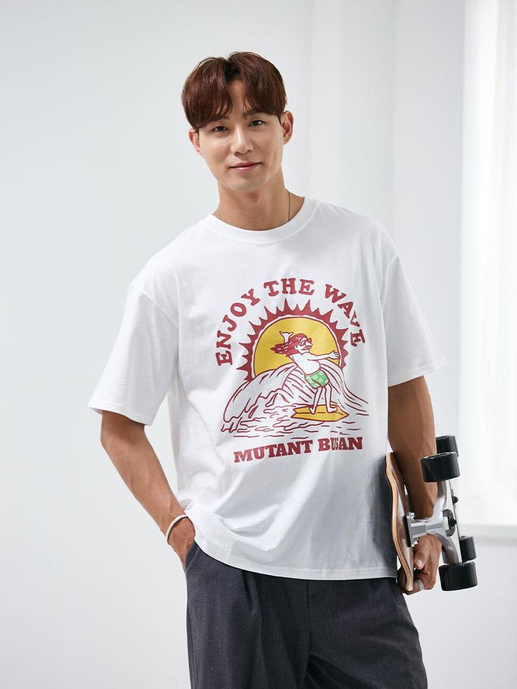 Composition : cotton 100%Country of Origin : KOREA Sporty Cotton T-shirt With Front Print, Casual Cotton T-shirt For Sports, Sporty T-shirt With Front Print And Relaxed Fit, Casual Sports T-shirt With Text Print, Casual Cotton Sports T-shirt, Casual Cropped T-shirt For Sports, Graphic Cotton Sports T-shirt, Casual Sports Shirt With Graphic Print, Casual Sports Polo Shirt