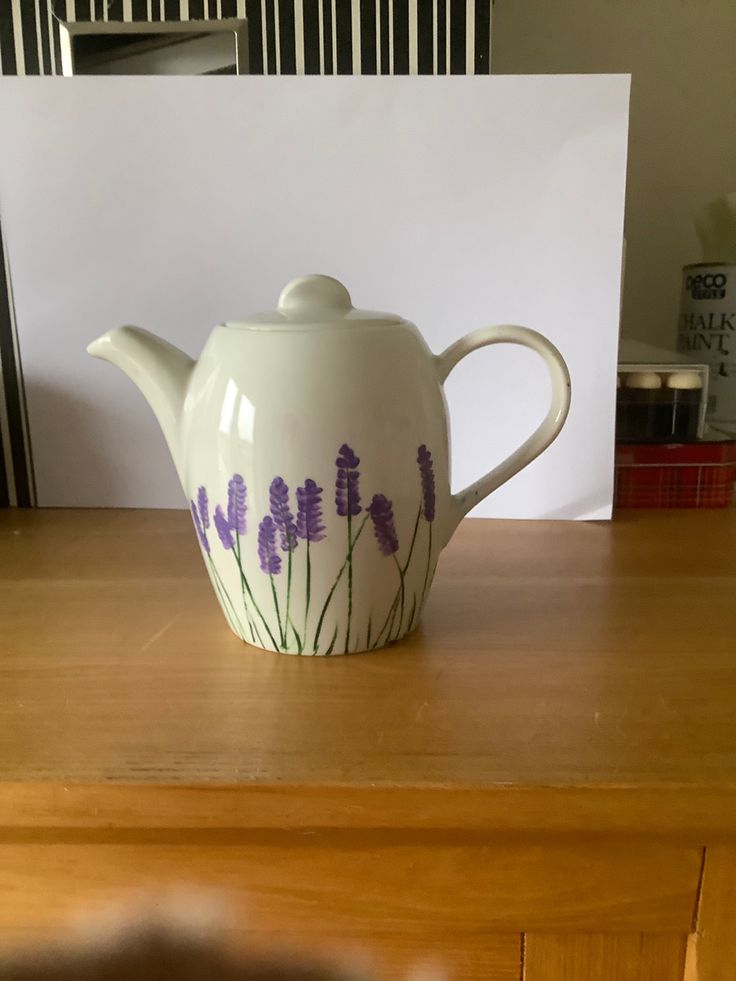 Painted this little white teapot with acrylic paint with lavender flowers Painted Teapot Ideas, Pottery Painting Teapot, Teapot Ceramic Ideas, Teapot Painting Ideas, Easy Ceramic Painting Ideas, Lavender Paint, Painted Teapot, Cute Teapot, Diy Pottery Painting