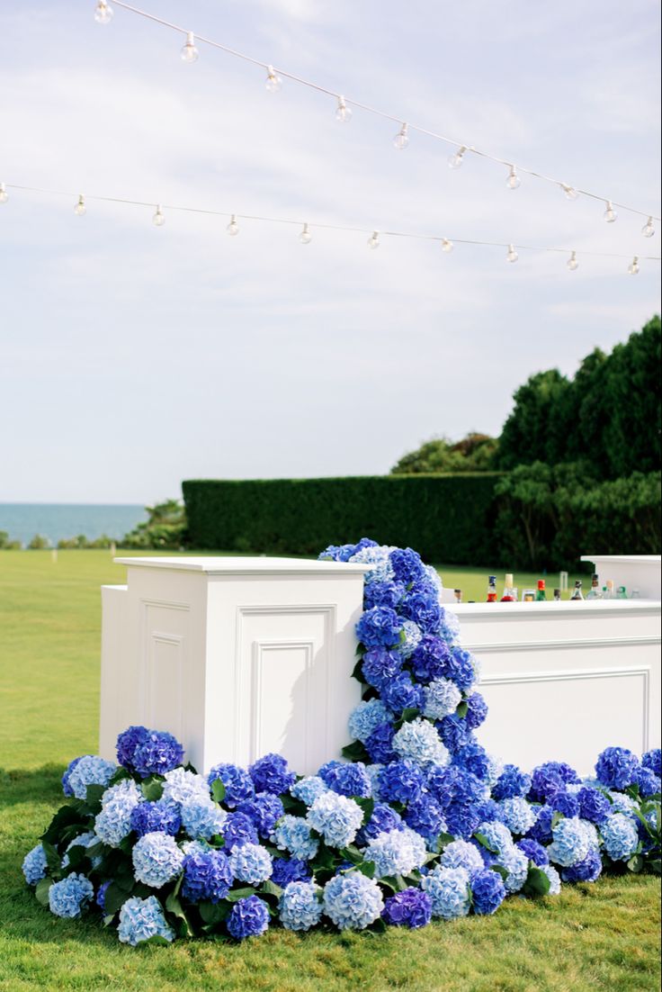 Wedding hydrangeas, new england wedding decor, old school wedding, old money wedding aesthetic Dark Blue Hydrangea Wedding, Hamptons Party Aesthetic, Coastal New England Wedding, New England Wedding Aesthetic, Wedding Old Money, Old Money Wedding Aesthetic, Wedding Hydrangeas, Bar Florals, Dark Blue Hydrangea