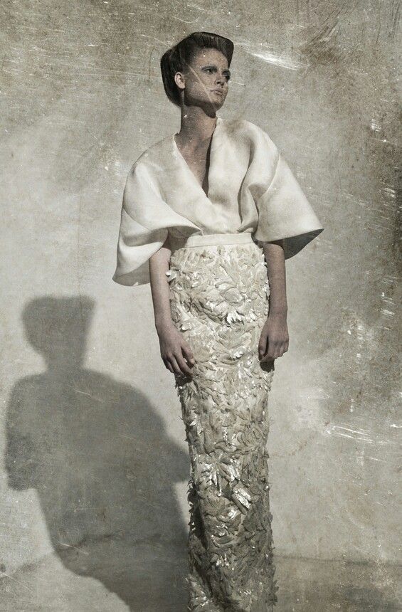 Ashi Studio Spring/Summer 2013 Couture | Unusual Cream & Gold Wedding Gown Featuring A Silk "Kimono" Style Bodice, & Column/Sheath Golden Heavily "Embellished" Skirt; (Front/Full View)×××× Ashi Studio, Wedding Dress Couture, Foto Art, Old Fashion, Modest Fashion Outfits, Couture Gowns, Glam Dresses, Kimono Dress, Gorgeous Gowns