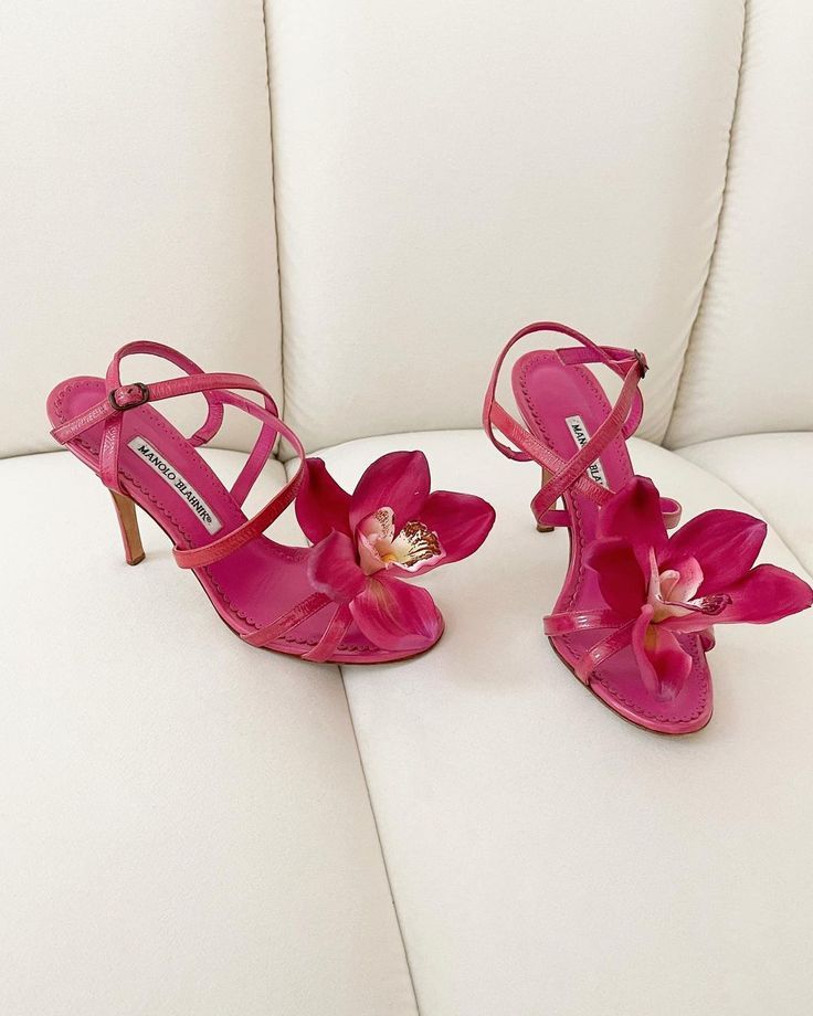 Manolo Blahnik Pink, Flower Heels, Dr Shoes, Flower Shoes, Chic Sandals, Summer Heels, Vintage Heels, Fancy Shoes, Cute Heels