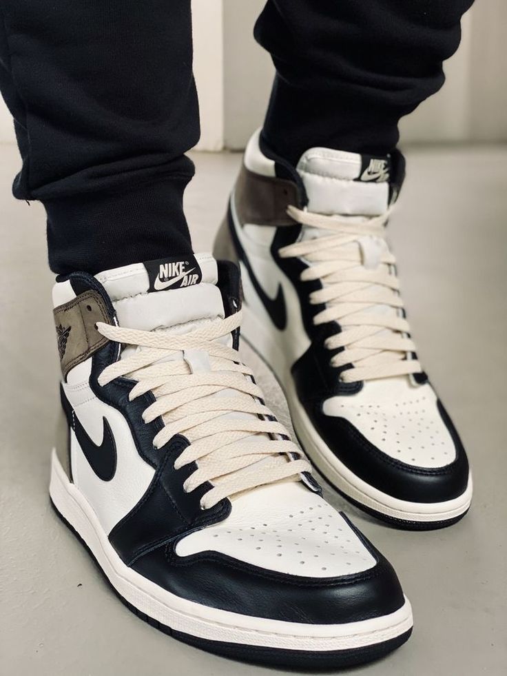 Mocha Jordan 1 Outfit, Shoes Laces Style, Cool Jordans, Jordan 1 Dark Mocha, Jordan 1 Mocha, Nike Air Jordan 1 High, Shoes Laces, Original Air Jordans, Nike Kicks