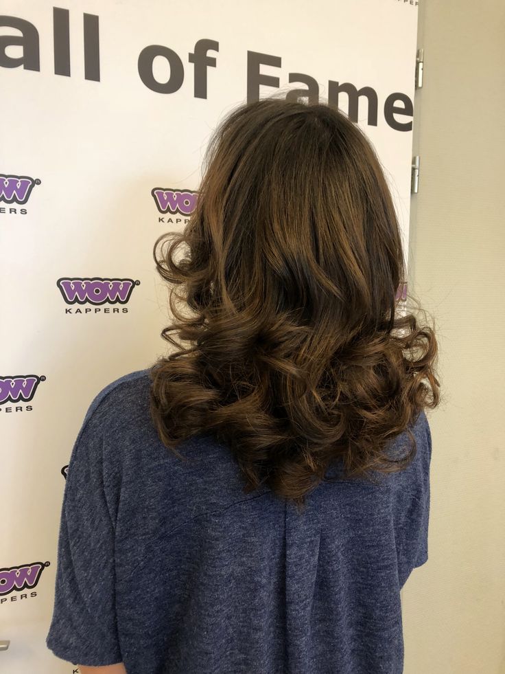 Mid length big curls subtle balayage Middle Length Hairstyles Wedding, Hair Ideas For Prom Mid Length, Prom Hairstyles Middle Length Hair, Short Big Curls Hairstyles, Medium Hoco Hairstyles, Big Curls Mid Length Hair, Shoulder Length Big Curls, Formal Hair Mid Length, Big Bouncy Curls Short Hair