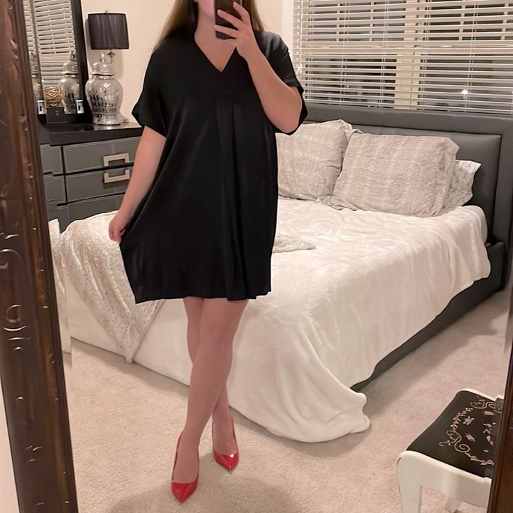 Black H&M Silk-Like Flowy Dress! Never Worn And In Excellent Condition! Size Medium! [I’m 5’5 And A Size 6 For Reference] Open To Reasonable Offers! Black Shift Mini Dress With V-neck, H&m V-neck Daywear Dress, H&m Flowy V-neck Dress, Black Mini Dress For Spring With Relaxed Fit, Black Relaxed Fit Mini Dress For Spring, Chic Short Sleeve Mini Dress By H&m, H&m Black V-neck Mini Dress, Chic H&m Short Sleeve Mini Dress, Chic H&m Mini Dress With Short Sleeves