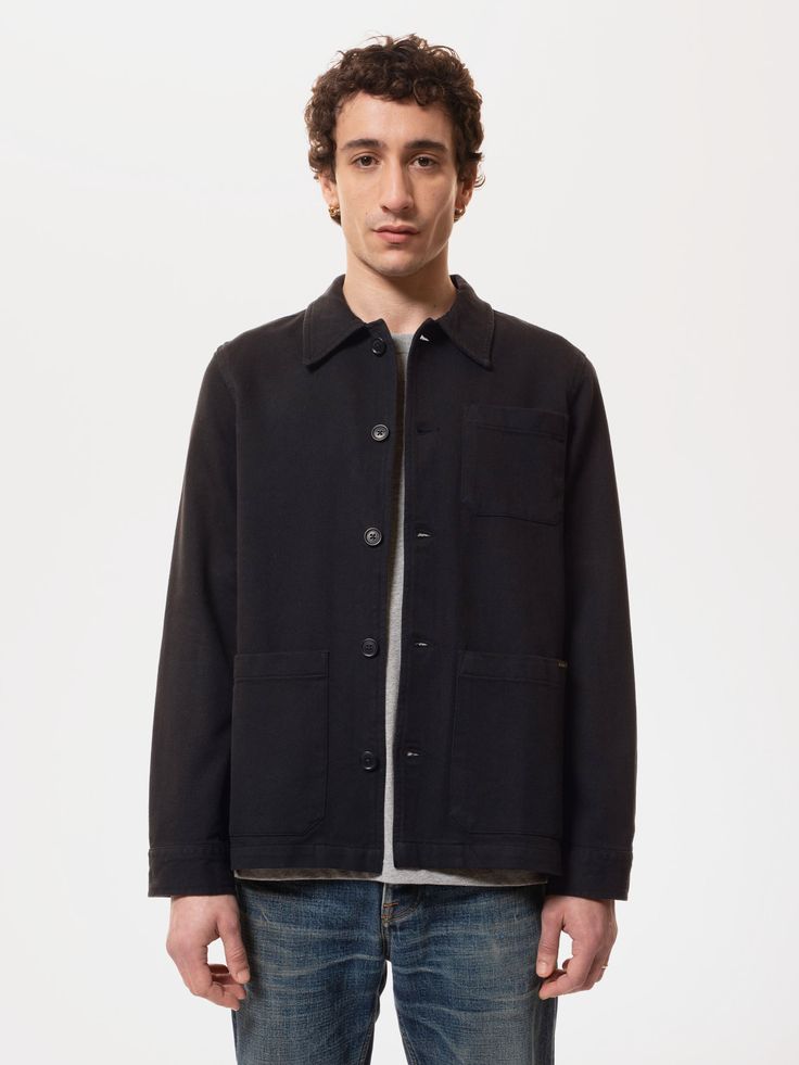 Crafted in a supple fabric with evident twill lines. This worker jacket features all essential details; point-collar, three patch pockets, and one-button cuffs. The cotton used is both organic and Fairtrade. Worker Jacket, Neue Outfits, Work Jacket, Jeans Jacket, Pull Sweat, Nudie Jeans, Work Jackets, Cotton Logo, Shirts & Tops