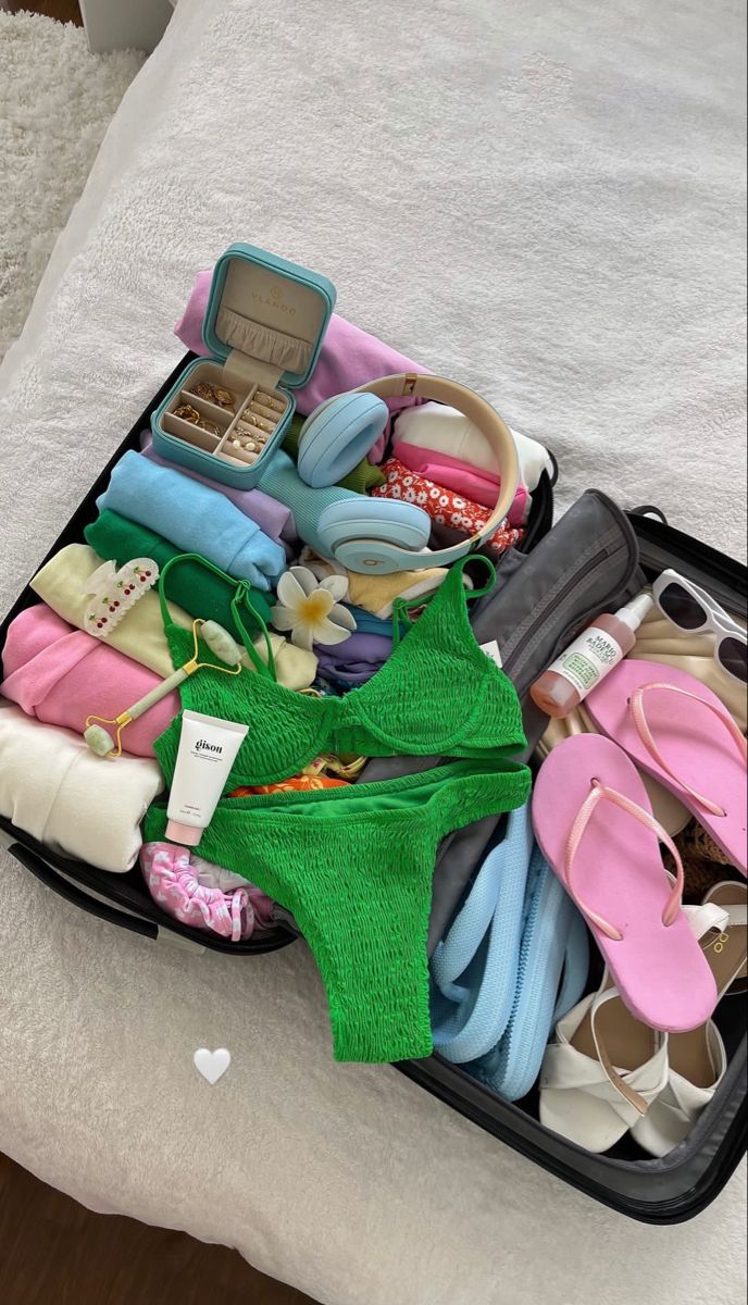 Packing Aesthetic, Summer Packing, 사진 촬영 포즈, Travel Essentials For Women, Summer Goals, What In My Bag, Summer Bucket, Summer Feeling, Summer Dream