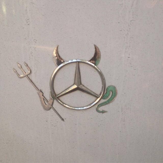 a mercedes emblem with horns and claws on it