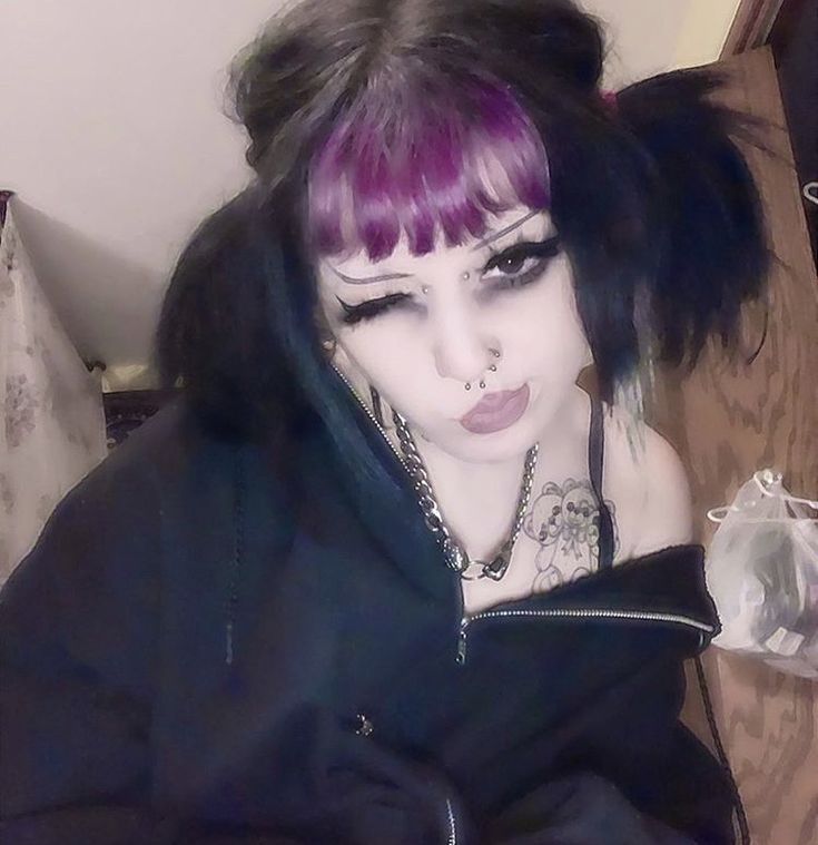 Goth Dyed Hair, Short Goth Hairstyles, Alt Hair Colors, Purple Bangs, Pastel Goth Hair, Dyed Bangs, Purple Hair Dye, Alt Makeup, Goth Hair