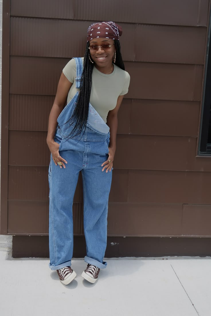 Hip Hop Overalls Outfit, Denim Overalls Outfit Black Women, 90s Outfits Overalls, 90s Fashion Overalls Outfits, Overall 90s Outfit, Overalls 2000, Overall Outfit Black Women, Overalls Black Women, 90s Overalls Outfit Hip Hop