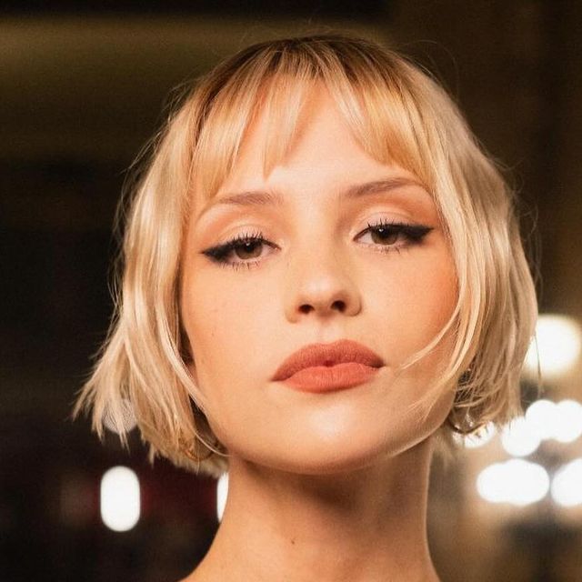 Short Bob Short Bangs, Micro Bangs Blonde Hair, Blonde Micro Bangs, Micro Bob With Bangs, Blonde Bob Bangs, Cameron Diaz Short Hair, Blonde Hair Bob, Bob Balayage, Micro Bob