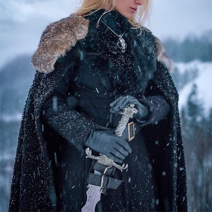 Winter Warrior Aesthetic, Fantasy Fur Armor, Medevil Winter Clothes, Midevil Winter Outfits, Winterfell Inspired Dresses, Fantasy Snow Clothes, Game Of Thrones Aesthetic Outfits, Winter Prince Aesthetic, Winter Fantasy Clothing Drawing