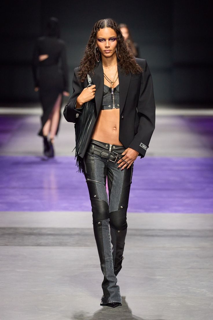 Versace Runway, Versace Spring, Versace Fashion, 2023 Ready To Wear, Casual Outfit Inspiration, Street Style Chic, Spring 2023, Fashion Show Collection, Outfits Casuales