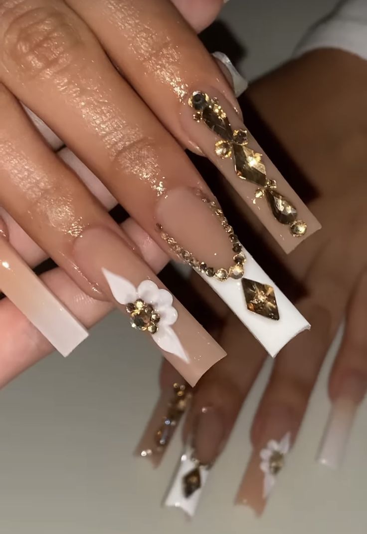 December Nails Long, Cream And Gold Prom Dress, 21st Birthday Nails Acrylic Long, Gold Nails Ideas Quince, Xv Nails Gold, White Gold Acrylic Nails, Prom Gold Nails, Nude Gold Acrylic Nails, Gold And Nude Acrylic Nails