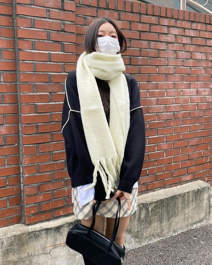 Comfy Korean Outfits, Fashion Style Aesthetic, Scarf Skirt, High Fashion Runway, Winter Outfits Aesthetic, Scarf Outfit, Cold Outfits, Fashion Runway, Style Aesthetic