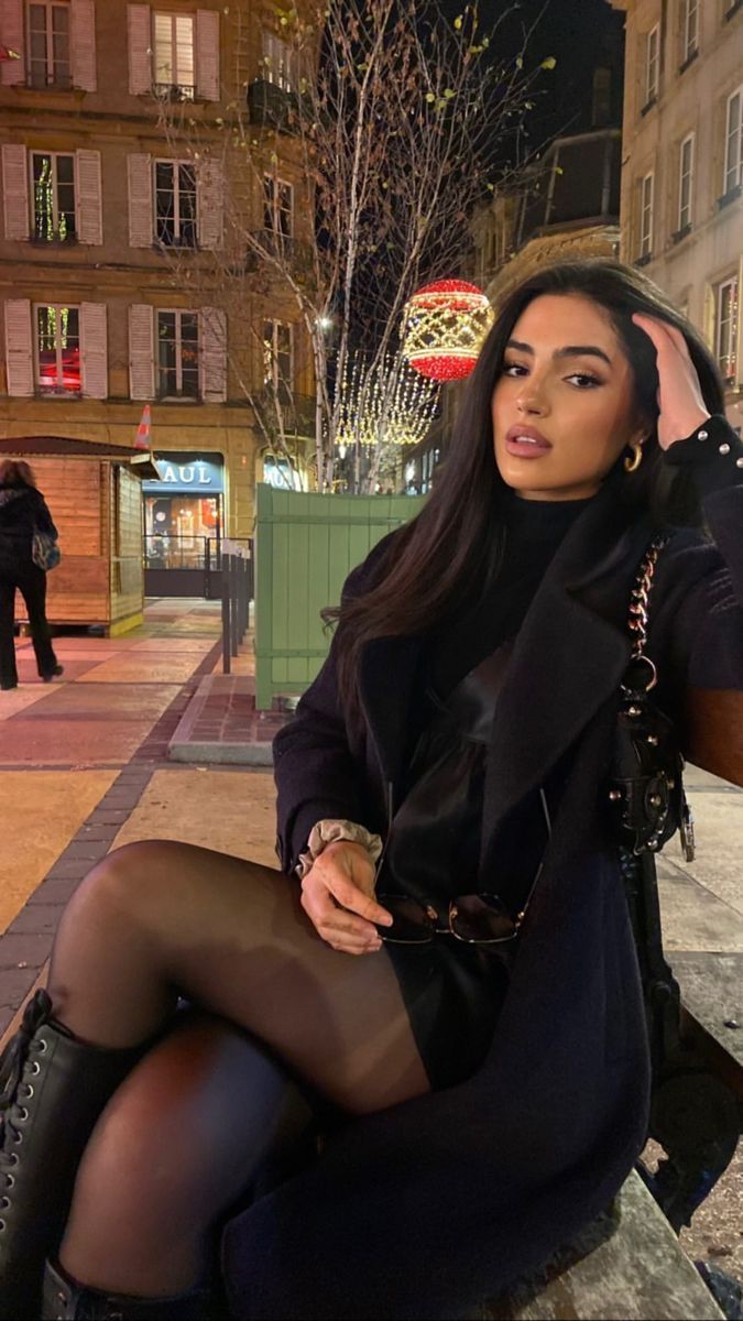 Dark Feminine Winter Outfits, Black Stockings Outfit Casual, New York City Outfits Winter, Feed Insta, Mode Zara, Classy Winter Outfits, Smink Inspiration, Chique Outfits, Cold Outfits