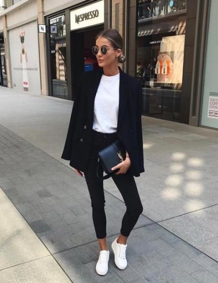 Women Suits and Sneaker Trend #womansuits  #womansneaker #fashionactivation #womanfashion Nike Street Style, Casual Chique Stijl, Casual White Sneakers, Moda Do Momento, Black And White Outfit, Look Casual Chic, Stil Boho, Legging Outfits, Ținută Casual