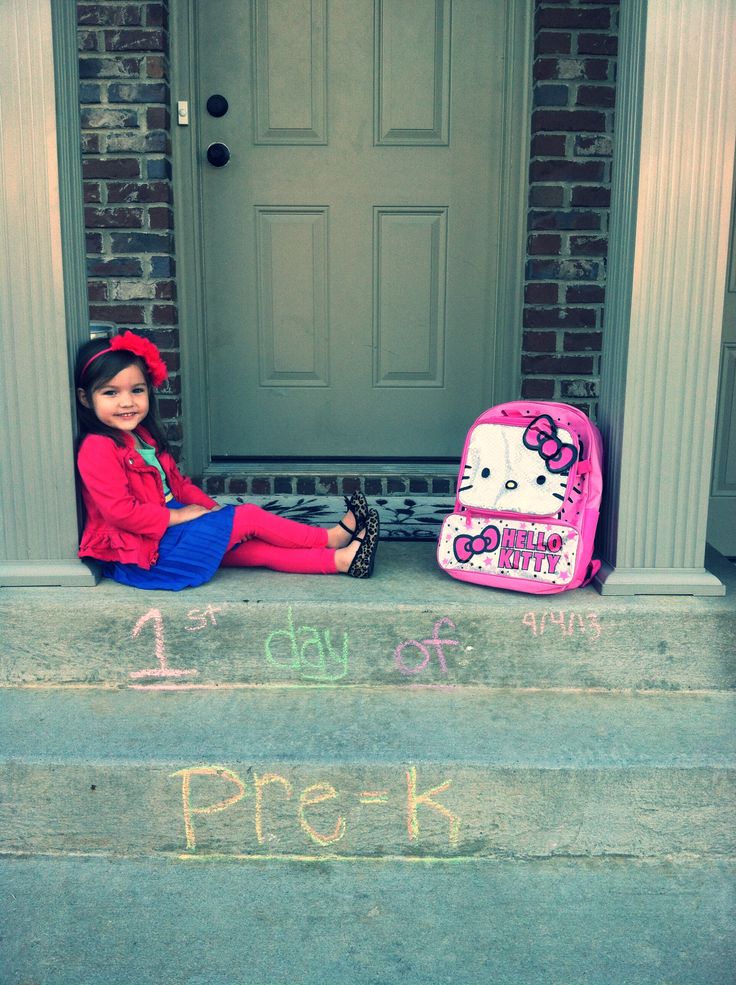 First day of school photo! School Photo Shoot Ideas, School Picture Ideas, Back To School Treats, First Day Of School Photo, Back To School Photos, Kindergarten Photos, First Day Of School Pictures, School Pic, Photo Posing Ideas