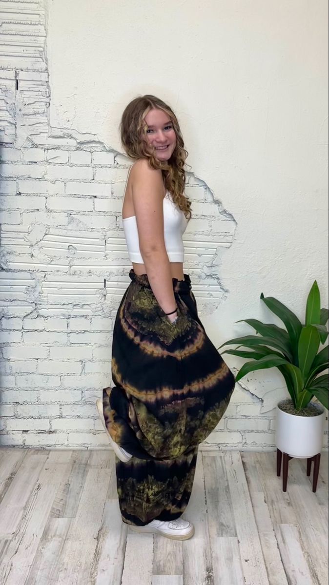 Tie dye green and black harem pants hippie Outfit Hippie Mujer, Black Tube Top Outfit Summer, Hipiee Outfit, Tie Dye Pants Outfit, Hippie Pants Outfit, Black Tube Top Outfit, Summer Hippie Outfits, Black Sweatpants Outfit, Hippie Boho Outfits