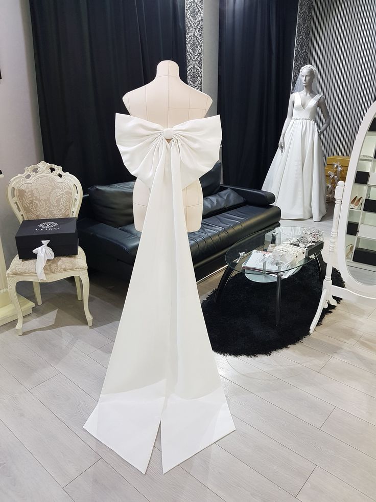 Ribbon At The Back Dress, Bow Dress Plus Size, Short Dress With Bow Train, Bow Ball Gown, Bow Tie Wedding Dress, Big Bow On Dress, Bow On Dress Back, White Dress With Big Bow, Giant Bow Wedding Dress