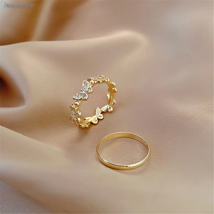 خواتم خطوبة, قلادات متدلية, Hand Jewelry Rings, Pretty Jewelry Necklaces, Gold Ring Designs, Fancy Jewellery, Jewelry Fashion Trends, Girly Accessories, Jewelry Accessories Ideas