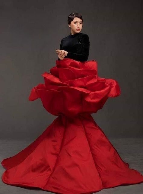 Drag Gown, Avangard Fashion, Fashion Show Themes, Red Carpet Dress, Carpet Dress, Funny Dresses, Runway Fashion Couture, Conceptual Fashion, Fashion Design Patterns