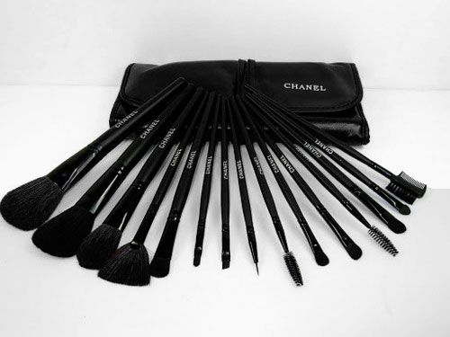 . Chanel Makeup Brushes, Chanel Brushes, Channel Makeup, Christmas Makeup Look, Runway Beauty, Makeup Brushes Set, Chanel Makeup, Beauty Lounge, Christmas Makeup