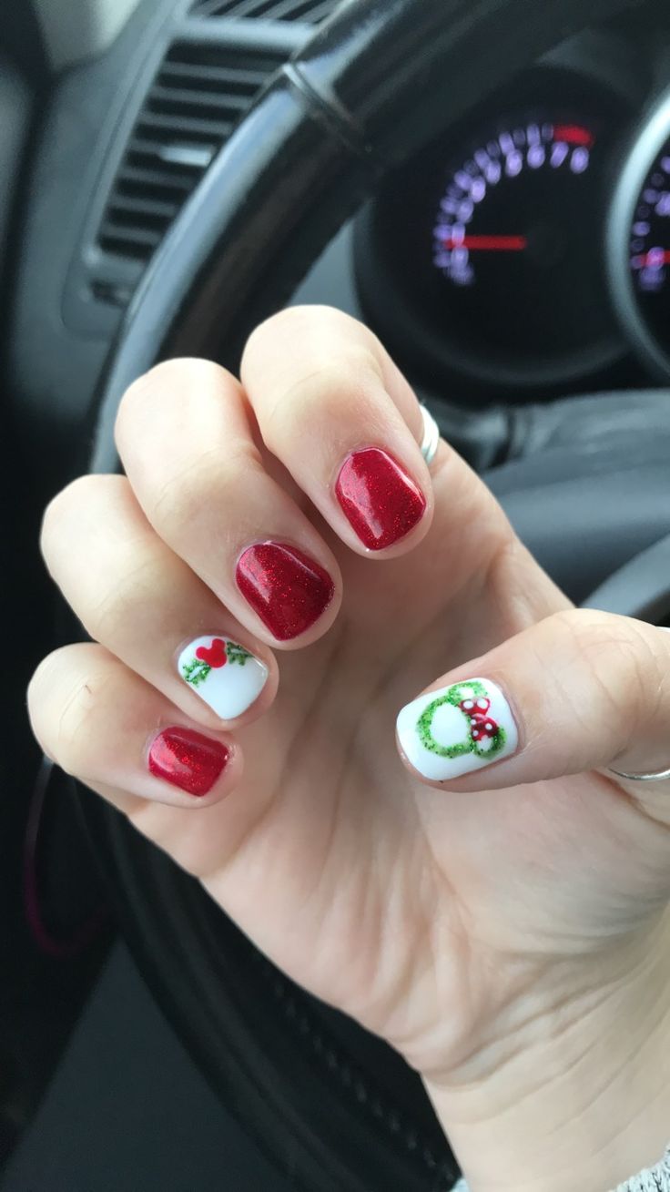 Short Disney Christmas Nails, Christmas Disney Nails Simple, Emily In Paris Nails, Christmas Disney Nail Designs, Disney Christmas Nails Simple, Disney Christmas Nail Designs, Disney Xmas Nails, Christmas Mickey Nails, Disney Christmas Nail Art