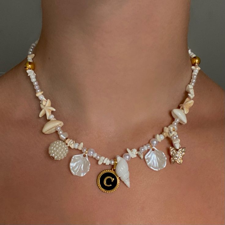 Seashells Necklace Aesthetic, Mermaid Aesthetic Necklace, Diy Sea Shell Jewelry Ideas, Pearl Seashell Necklace, Mermaid Core Accessories, Ocean Necklace Aesthetic, Seashell Jewelry Aesthetic, Sea Shell Accessories, Sea Jewelry Aesthetic