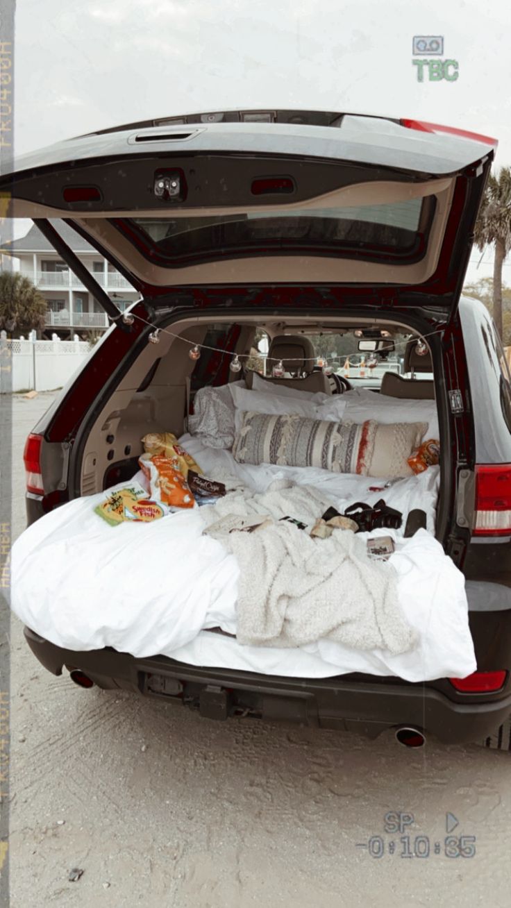 Picnic date in the trunk of a car with blankets and pillows with a sunset and a beach in the background! Car Beach Date, Car Trunk Bed, Trunk Bed Date, Car Sleepover, Trunk Bed, Dream Dates, Romantic Date Night Ideas, Beach Cars, Date Idea