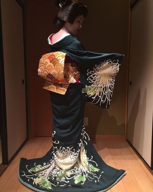 Spider Kimono, Fancy Girls, The Kimono Gallery, Kimono Gallery, Elegant Kimono, Japanese Costume, Modern Kimono, Kimono Japan, Beautiful Kimono