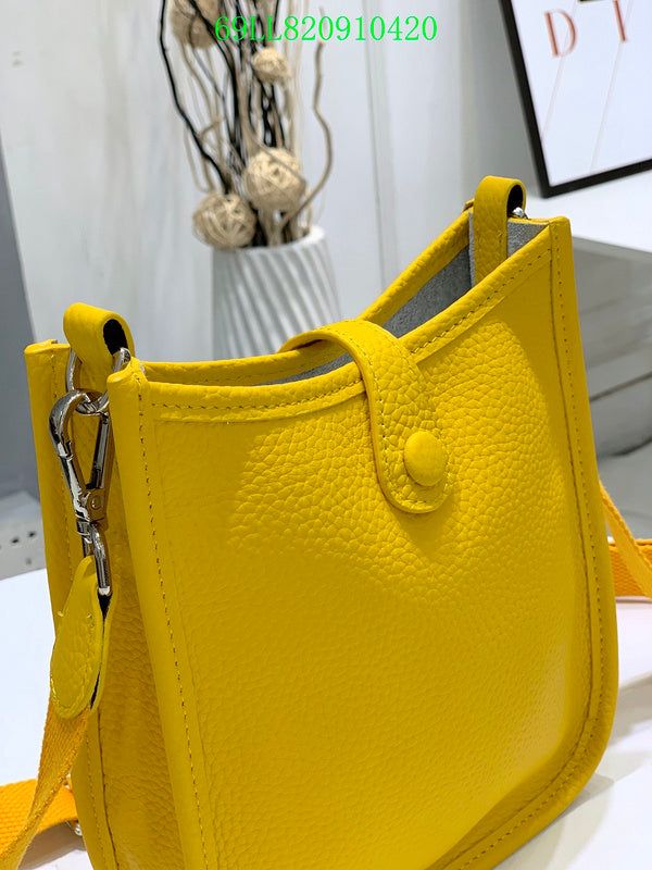 Size: 18cm It comes with Dust box, Care manual, Tag, and Paper bag. Hermes Bags, New Handbags, Fashion Statement, Women Rings, Womens Watches, Wellness Design, Paper Bag, Clutch Bag, Things To Come