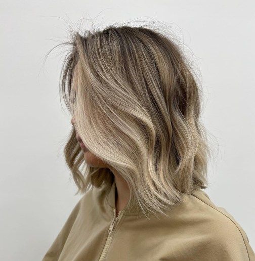 Short Hair Balayage Round Face, Lob Bronde Balayage, Low Blonde Balayage, Lived In Blonde Balayage Lob, Blond Bayalage On Brown Hair Short, Should Length Hair With Curtain Bangs, Sandy Blonde Balayage Short Hair, Bob With Partial Highlights, Cool Bronde Bob