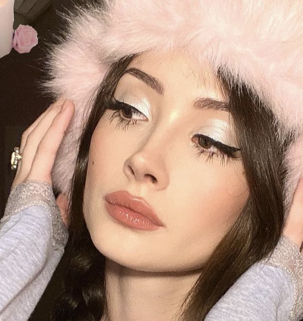 Glossier Lidstar Moon, Makeup Ideas Coquette, Winter Makeup Looks Aesthetic, Soft Angelic Makeup, Makeup Looks Coquette, Winter Makeup Aesthetic, Coquette Makeup Look, Coquette Aesthetic Makeup, Slavic Makeup