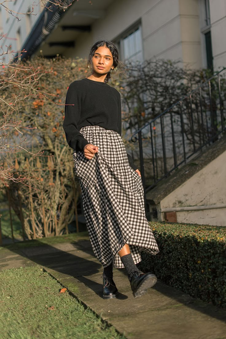 Gingham Skirt Outfit, Gingham Outfit, Miss Moss, Parisienne Chic, Midi Skirt Outfit, Winter Skirt Outfit, Gingham Skirt, Skirt Outfit, Gingham Dress