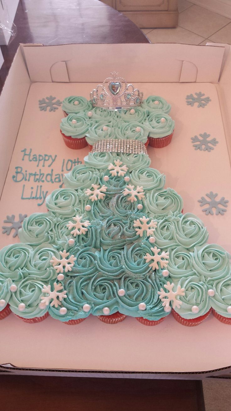 cupcakes in the shape of a christmas tree are on display