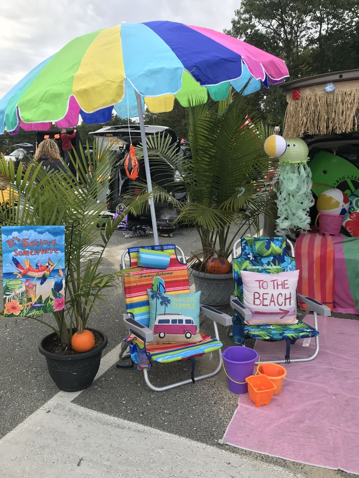 colorful beach chairs and umbrellas are on the side of the road in front of a store