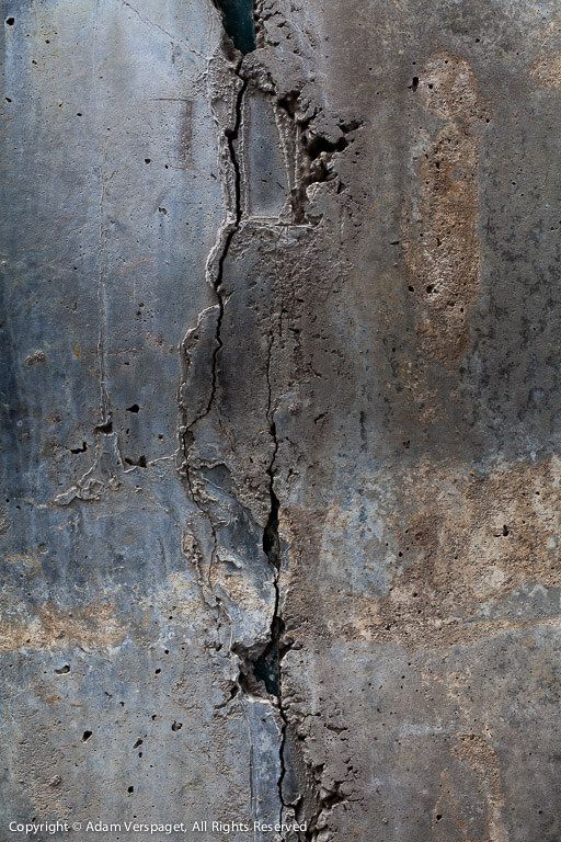 an old wall with cracks in it