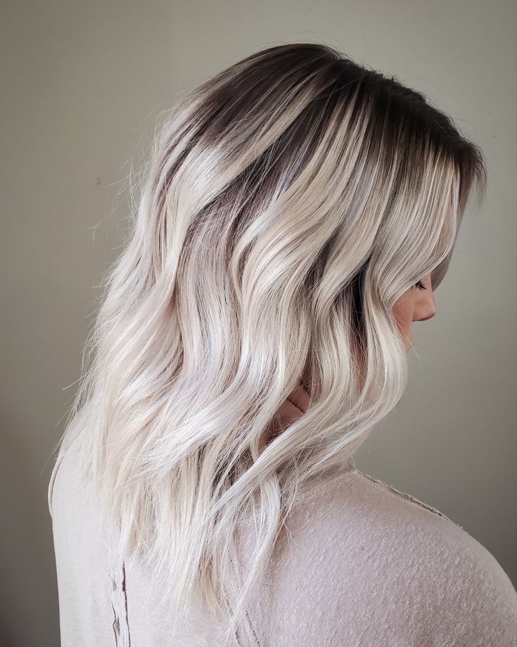 Icy Blonde Smudge Root, Root Shadow Blonde Short, Hair Color Ideas Dark Roots Light Ends, Blonde Hair Brown Root Smudge, Dark Rooted Blonde Hair, Root Smudge Icy Blonde, Root Smudge Blonde Dark Roots, Ash Blonde Hair Root Smudge, Root Smudge Blonde Before And After