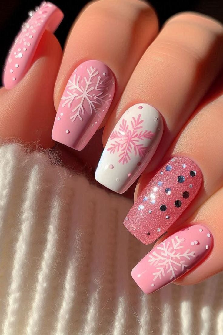 21 Pink Christmas Nail Trends to Try in 2024 Christmas Nail Trends, Pink Christmas Nail, Ombre Gel Nails, Christmas Gel, Sassy Nails, Cute Christmas Nails, Blue Nail, Festival Nails, Xmas Nails