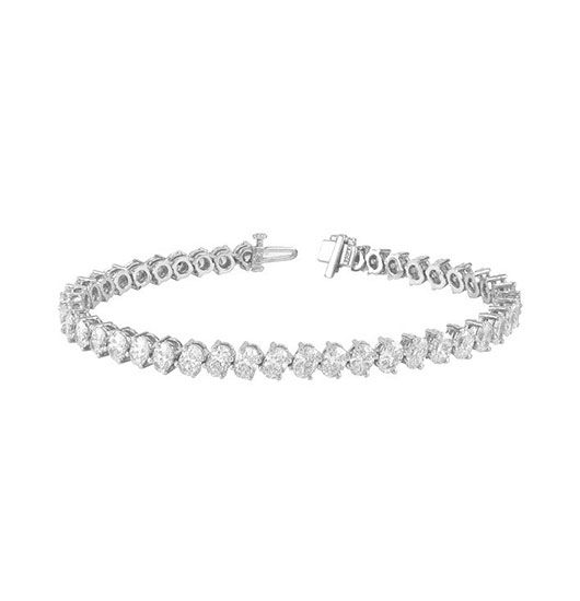 These elegant oval shaped diamonds are hand-set at a slant giving a stylish finish to a timeless piece. Bracelet Tennis, Platinum Earrings, Oval Diamond Engagement Ring, Diamond Tennis Bracelet, Ladies Diamond Rings, White Gold Diamond Rings, White Gold Jewelry, Tennis Bracelet Diamond, Natural Earth