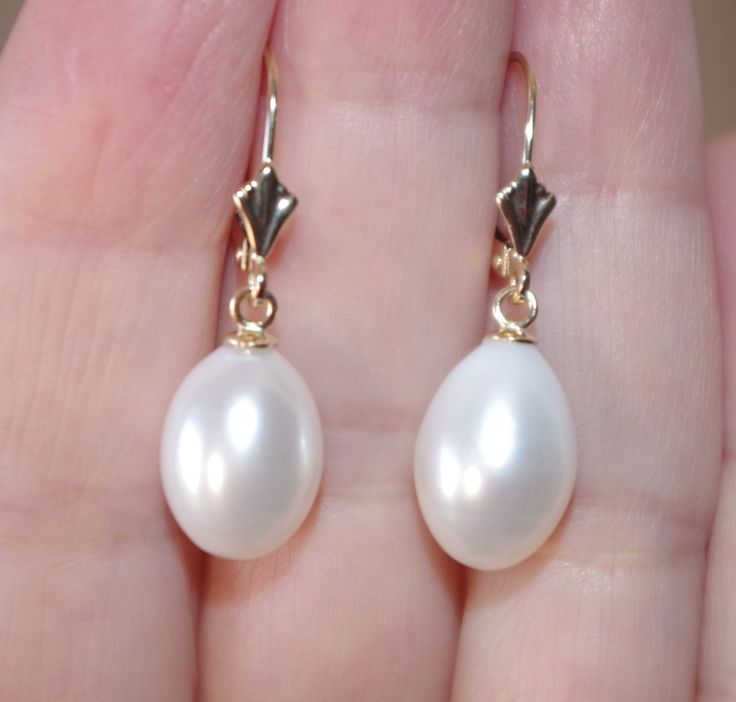 QUALITY JAPAN 14K GOLDEN WHITE 28MM TEAR DROP CULTURED PEARL LEVERBACK EARRINGS BEING OFFERED IS A FABULOUS 14K 28 MM GOLDEN / WHITE JAPAN CULTURED PEARLS PERFECT TEAR DROP WHITE / GOLDEN PEARL EARRINGS THESE PEARLS ARE NEW OLD STOCK PEARLS THEY ARE FROM JAPAN , QUALITY LUSTOROUS , WELL MATCHED JAPANESE PEARLS ARE FAMOUS FOR BEING TOP RATED QUALITY THEY ARE NEW OLD STOCKS I HAVE FEW PAIRS. PLEASE SEE PHOTOS. TEARDROPS ALL VARY SLIGHTLY IN SIZE. 17-15 MMX 7-10 MM INCLUDING CONNECTORS PEARL TEAR D Classic White Pear-shaped Teardrop Earrings, Classic White Pearl Earrings With Lever Back, Classic White Pear-shaped Earrings, Formal White Pear-shaped Earrings, Classic Pearl Earrings With French Hook For Anniversary, Classic Teardrop Earrings With French Hook, Classic Pearl Earrings With French Hook For Formal Occasions, Elegant Oval Teardrop Earrings For Formal Occasions, White Teardrop Earrings For Formal Occasions