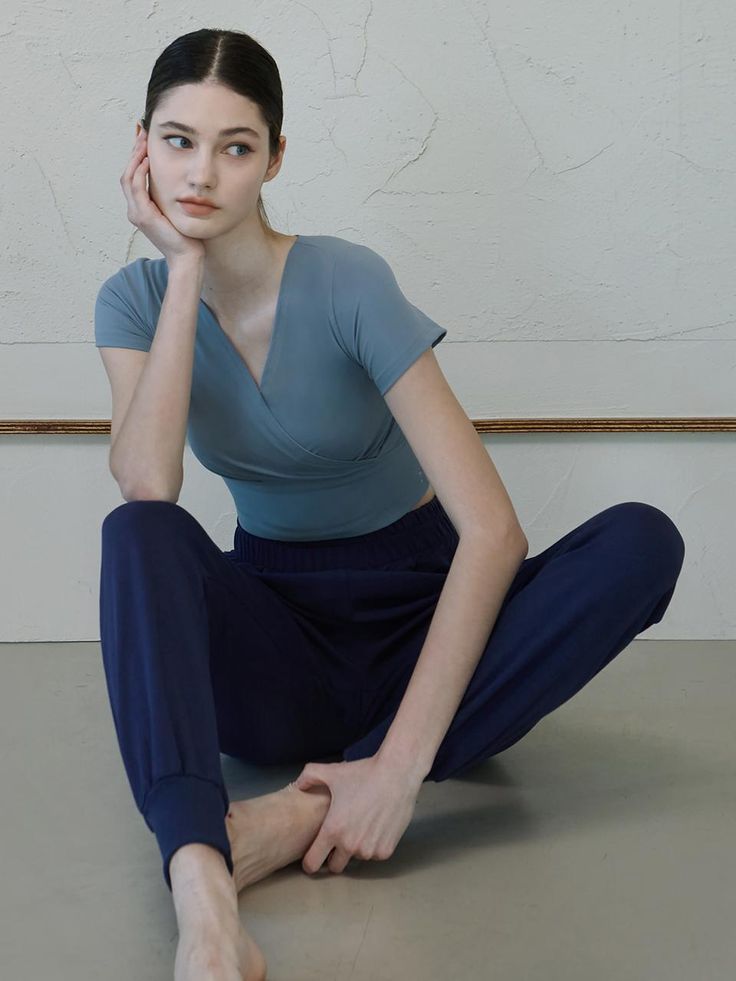 Composition : NYLON 84.5% + POLYURETHANE 15.5%Country of Origin : KOREA Blue V-neck Athleisure Top, Blue V-neck Top For Yoga, Blue V-neck Yoga Top, Blue Workout T-shirt For Spring, Versatile Blue Activewear For Spring, Versatile Blue Spring Activewear, Blue Versatile Spring Activewear, Versatile Spring Blue Activewear, Blue Short Sleeve Top For Yoga